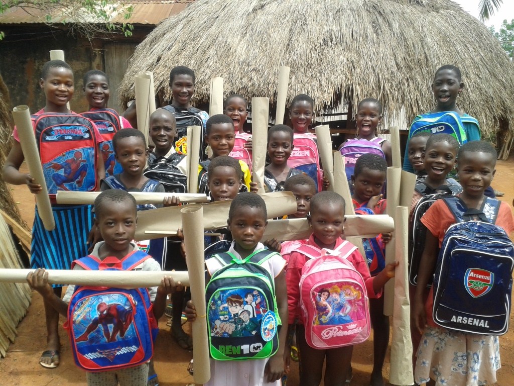 Enfants parrainés, articles scolaires en mains