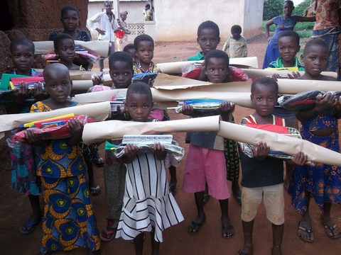 Parrainage scolaire (groupe d'enfants avec les dons en mains)